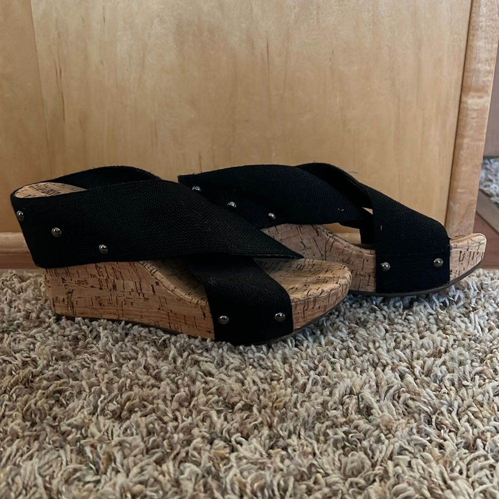 Black wedges